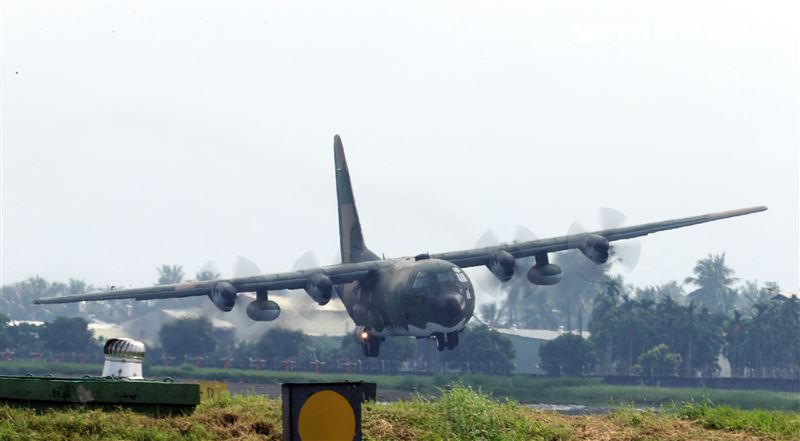 空軍第六混合聯隊第十空運大隊第102中隊，榮獲「109年度國軍模範團體」C-130H、編隊起飛、實施超高難度500呎衝場、100呎高速衝場後最大性能爬升、60度小轉彎、低空重飛、正常航線連續起飛、莫比烏斯帶式連續起飛、高進場短場落地、慢飛、轉彎中戰術落地。（記者邱榮吉/攝影）