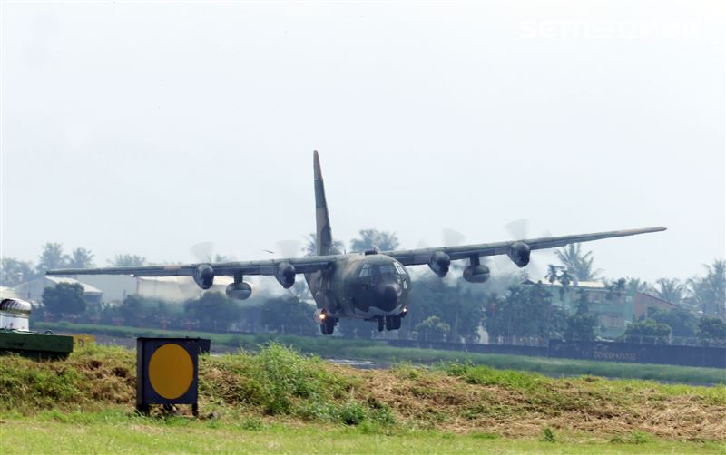 空軍第六混合聯隊第十空運大隊第102中隊，榮獲「109年度國軍模範團體」C-130H、編隊起飛、實施超高難度500呎衝場、100呎高速衝場後最大性能爬升、60度小轉彎、低空重飛、正常航線連續起飛、莫比烏斯帶式連續起飛、高進場短場落地、慢飛、轉彎中戰術落地。（記者邱榮吉/攝影）