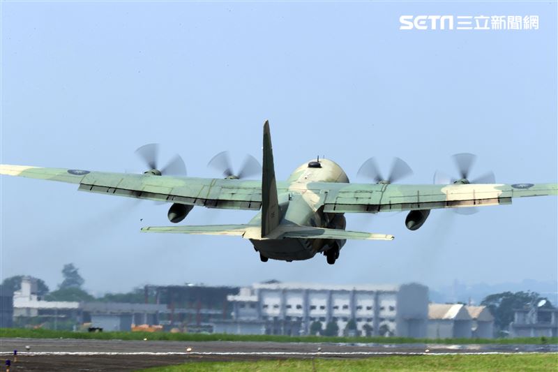 空軍第六混合聯隊第十空運大隊第102中隊，榮獲「109年度國軍模範團體」C-130H、編隊起飛、實施超高難度500呎衝場、100呎高速衝場後最大性能爬升、60度小轉彎、低空重飛、正常航線連續起飛、莫比烏斯帶式連續起飛、高進場短場落地、慢飛、轉彎中戰術落地。（記者邱榮吉/攝影）