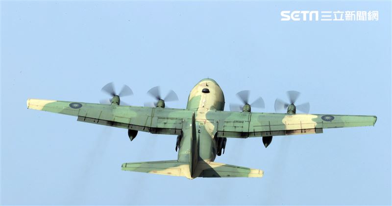 空軍第六混合聯隊第十空運大隊第102中隊，榮獲「109年度國軍模範團體」C-130H、編隊起飛、實施超高難度500呎衝場、100呎高速衝場後最大性能爬升、60度小轉彎、低空重飛、正常航線連續起飛、莫比烏斯帶式連續起飛、高進場短場落地、慢飛、轉彎中戰術落地。（記者邱榮吉/攝影）