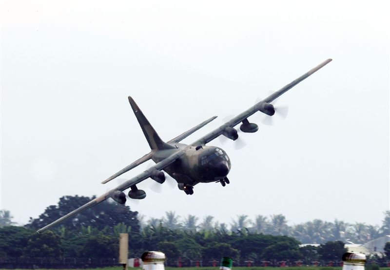 空軍第六混合聯隊第十空運大隊第102中隊，榮獲「109年度國軍模範團體」C-130H、編隊起飛、實施超高難度500呎衝場、100呎高速衝場後最大性能爬升、60度小轉彎、低空重飛、正常航線連續起飛、莫比烏斯帶式連續起飛、高進場短場落地、慢飛、轉彎中戰術落地。（記者邱榮吉/攝影）