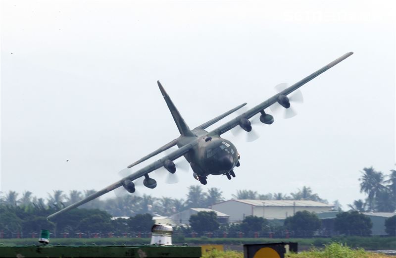 空軍第六混合聯隊第十空運大隊第102中隊，榮獲「109年度國軍模範團體」C-130H、編隊起飛、實施超高難度500呎衝場、100呎高速衝場後最大性能爬升、60度小轉彎、低空重飛、正常航線連續起飛、莫比烏斯帶式連續起飛、高進場短場落地、慢飛、轉彎中戰術落地。（記者邱榮吉/攝影）