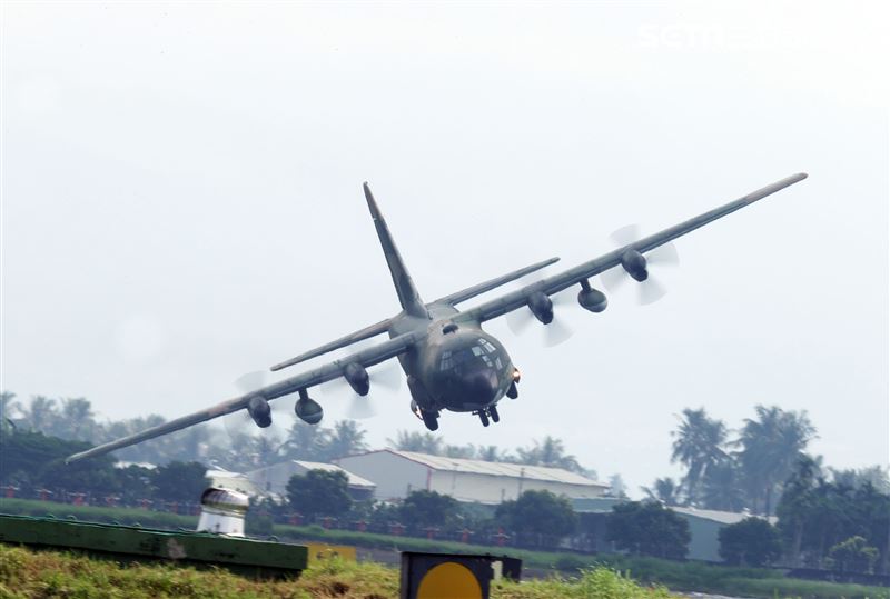 空軍第六混合聯隊第十空運大隊第102中隊，榮獲「109年度國軍模範團體」C-130H、編隊起飛、實施超高難度500呎衝場、100呎高速衝場後最大性能爬升、60度小轉彎、低空重飛、正常航線連續起飛、莫比烏斯帶式連續起飛、高進場短場落地、慢飛、轉彎中戰術落地。（記者邱榮吉/攝影）