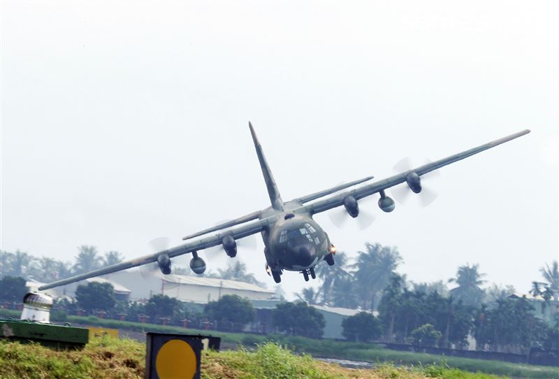 空軍第六混合聯隊第十空運大隊第102中隊，榮獲「109年度國軍模範團體」C-130H、編隊起飛、實施超高難度500呎衝場、100呎高速衝場後最大性能爬升、60度小轉彎、低空重飛、正常航線連續起飛、莫比烏斯帶式連續起飛、高進場短場落地、慢飛、轉彎中戰術落地。（記者邱榮吉/攝影）