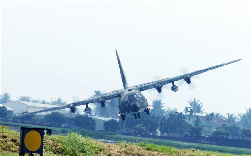 空軍第六混合聯隊第十空運大隊第102中隊，榮獲「109年度國軍模範團體」C-130H、編隊起飛、實施超高難度500呎衝場、100呎高速衝場後最大性能爬升、60度小轉彎、低空重飛、正常航線連續起飛、莫比烏斯帶式連續起飛、高進場短場落地、慢飛、轉彎中戰術落地。（記者邱榮吉/攝影）