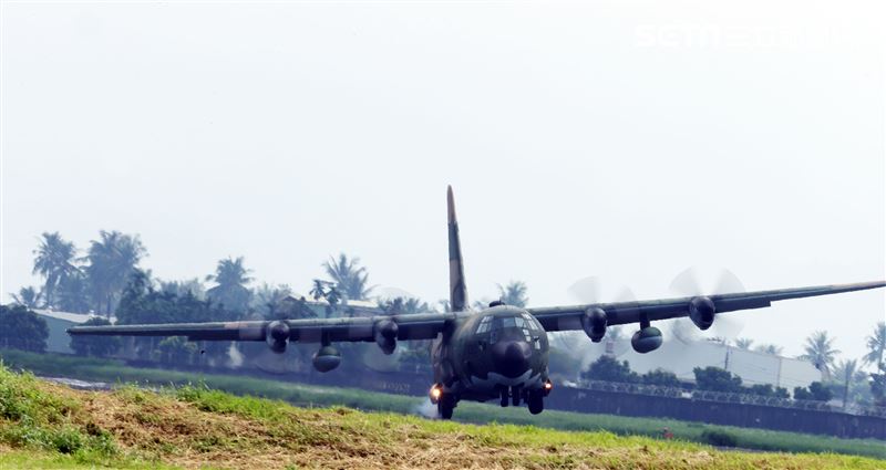 空軍第六混合聯隊第十空運大隊第102中隊，榮獲「109年度國軍模範團體」C-130H、編隊起飛、實施超高難度500呎衝場、100呎高速衝場後最大性能爬升、60度小轉彎、低空重飛、正常航線連續起飛、莫比烏斯帶式連續起飛、高進場短場落地、慢飛、轉彎中戰術落地。（記者邱榮吉/攝影）