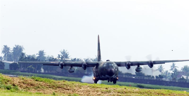 空軍第六混合聯隊第十空運大隊第102中隊，榮獲「109年度國軍模範團體」C-130H、編隊起飛、實施超高難度500呎衝場、100呎高速衝場後最大性能爬升、60度小轉彎、低空重飛、正常航線連續起飛、莫比烏斯帶式連續起飛、高進場短場落地、慢飛、轉彎中戰術落地。（記者邱榮吉/攝影）