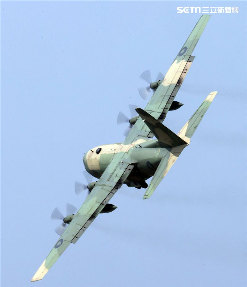 空軍第六混合聯隊第十空運大隊第102中隊，榮獲「109年度國軍模範團體」C-130H、編隊起飛、實施超高難度500呎衝場、100呎高速衝場後最大性能爬升、60度小轉彎、低空重飛、正常航線連續起飛、莫比烏斯帶式連續起飛、高進場短場落地、慢飛、轉彎中戰術落地。（記者邱榮吉/攝影）