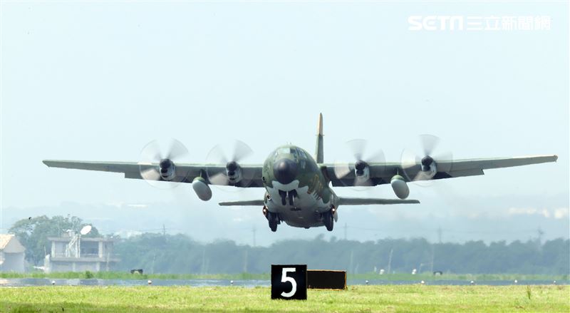 空軍第六混合聯隊第十空運大隊第102中隊，榮獲「109年度國軍模範團體」C-130H、編隊起飛、實施超高難度500呎衝場、100呎高速衝場後最大性能爬升、60度小轉彎、低空重飛、正常航線連續起飛、莫比烏斯帶式連續起飛、高進場短場落地、慢飛、轉彎中戰術落地。（記者邱榮吉/攝影）