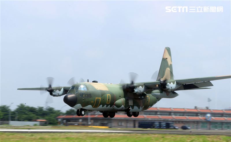 空軍第六混合聯隊第十空運大隊第102中隊，榮獲「109年度國軍模範團體」C-130H、編隊起飛、實施超高難度500呎衝場、100呎高速衝場後最大性能爬升、60度小轉彎、低空重飛、正常航線連續起飛、莫比烏斯帶式連續起飛、高進場短場落地、慢飛、轉彎中戰術落地。（記者邱榮吉/攝影）