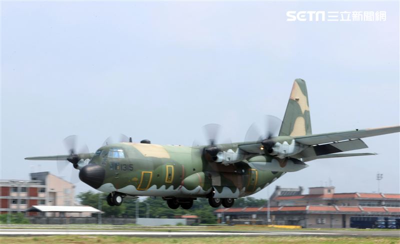 空軍第六混合聯隊第十空運大隊第102中隊，榮獲「109年度國軍模範團體」C-130H、編隊起飛、實施超高難度500呎衝場、100呎高速衝場後最大性能爬升、60度小轉彎、低空重飛、正常航線連續起飛、莫比烏斯帶式連續起飛、高進場短場落地、慢飛、轉彎中戰術落地。（記者邱榮吉/攝影）