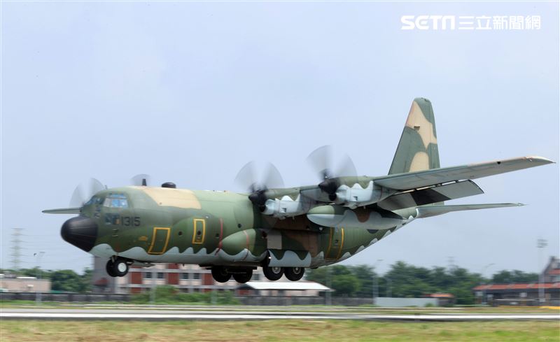 空軍第六混合聯隊第十空運大隊第102中隊，榮獲「109年度國軍模範團體」C-130H、編隊起飛、實施超高難度500呎衝場、100呎高速衝場後最大性能爬升、60度小轉彎、低空重飛、正常航線連續起飛、莫比烏斯帶式連續起飛、高進場短場落地、慢飛、轉彎中戰術落地。（記者邱榮吉/攝影）