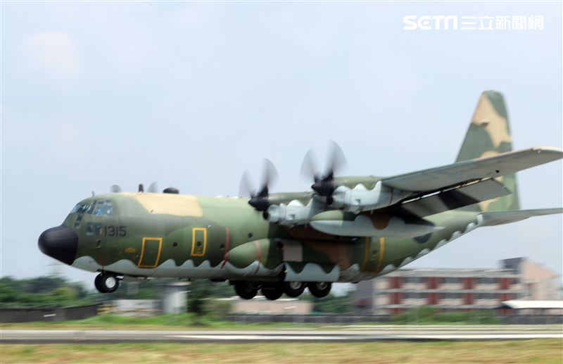 空軍第六混合聯隊第十空運大隊第102中隊，榮獲「109年度國軍模範團體」C-130H、編隊起飛、實施超高難度500呎衝場、100呎高速衝場後最大性能爬升、60度小轉彎、低空重飛、正常航線連續起飛、莫比烏斯帶式連續起飛、高進場短場落地、慢飛、轉彎中戰術落地。（記者邱榮吉/攝影）