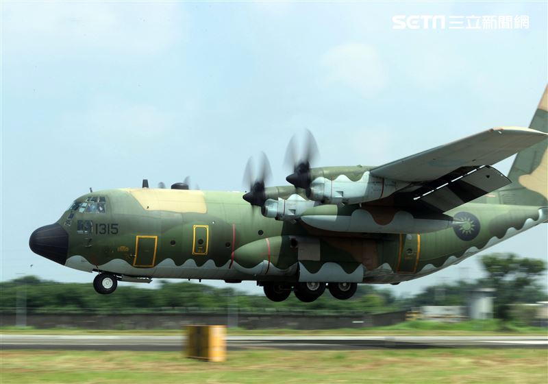 空軍第六混合聯隊第十空運大隊第102中隊，榮獲「109年度國軍模範團體」C-130H、編隊起飛、實施超高難度500呎衝場、100呎高速衝場後最大性能爬升、60度小轉彎、低空重飛、正常航線連續起飛、莫比烏斯帶式連續起飛、高進場短場落地、慢飛、轉彎中戰術落地。（記者邱榮吉/攝影）