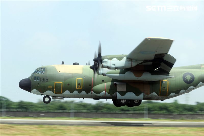 空軍第六混合聯隊第十空運大隊第102中隊，榮獲「109年度國軍模範團體」C-130H、編隊起飛、實施超高難度500呎衝場、100呎高速衝場後最大性能爬升、60度小轉彎、低空重飛、正常航線連續起飛、莫比烏斯帶式連續起飛、高進場短場落地、慢飛、轉彎中戰術落地。（記者邱榮吉/攝影）