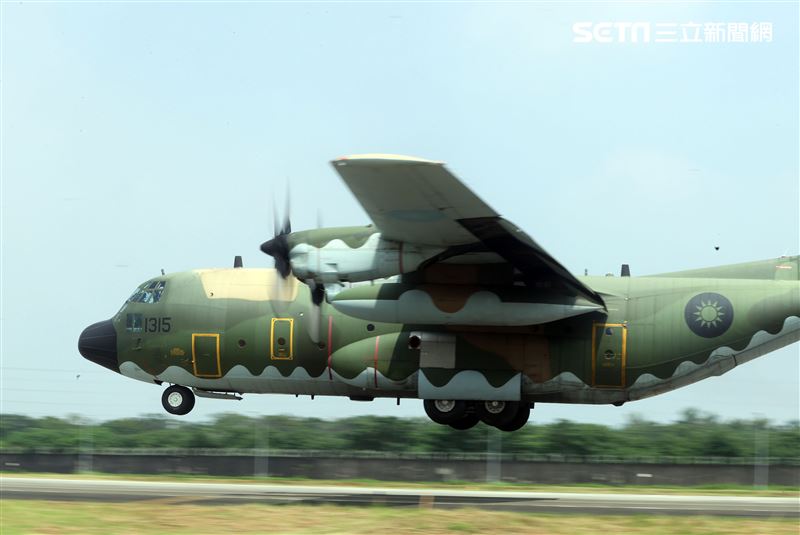 空軍第六混合聯隊第十空運大隊第102中隊，榮獲「109年度國軍模範團體」C-130H、編隊起飛、實施超高難度500呎衝場、100呎高速衝場後最大性能爬升、60度小轉彎、低空重飛、正常航線連續起飛、莫比烏斯帶式連續起飛、高進場短場落地、慢飛、轉彎中戰術落地。（記者邱榮吉/攝影）