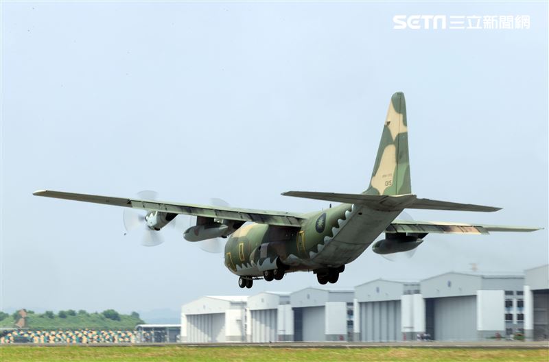 空軍第六混合聯隊第十空運大隊第102中隊，榮獲「109年度國軍模範團體」C-130H、編隊起飛、實施超高難度500呎衝場、100呎高速衝場後最大性能爬升、60度小轉彎、低空重飛、正常航線連續起飛、莫比烏斯帶式連續起飛、高進場短場落地、慢飛、轉彎中戰術落地。（記者邱榮吉/攝影）