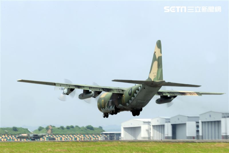 空軍第六混合聯隊第十空運大隊第102中隊，榮獲「109年度國軍模範團體」C-130H、編隊起飛、實施超高難度500呎衝場、100呎高速衝場後最大性能爬升、60度小轉彎、低空重飛、正常航線連續起飛、莫比烏斯帶式連續起飛、高進場短場落地、慢飛、轉彎中戰術落地。（記者邱榮吉/攝影）