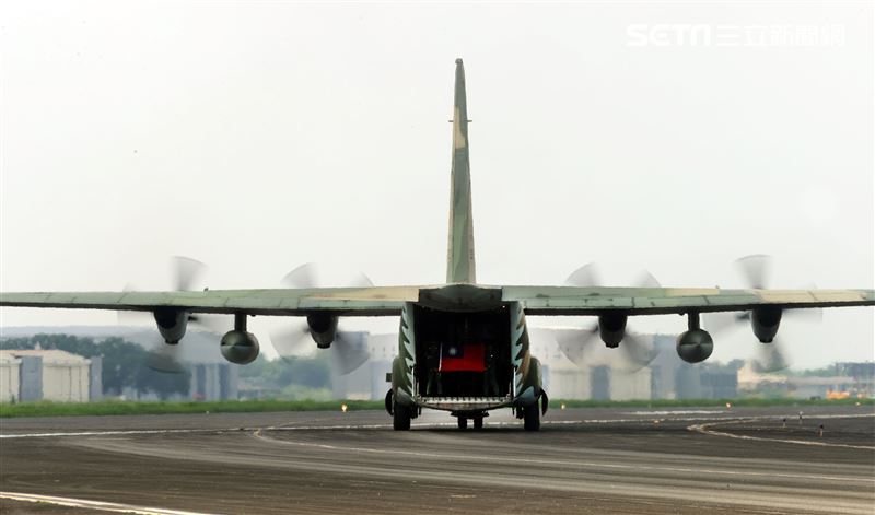 空軍第六混合聯隊第十空運大隊第102中隊，榮獲「109年度國軍模範團體」C-130H、編隊起飛、實施超高難度500呎衝場、100呎高速衝場後最大性能爬升、60度小轉彎、低空重飛、正常航線連續起飛、莫比烏斯帶式連續起飛、高進場短場落地、慢飛、轉彎中戰術落地。（記者邱榮吉/攝影）