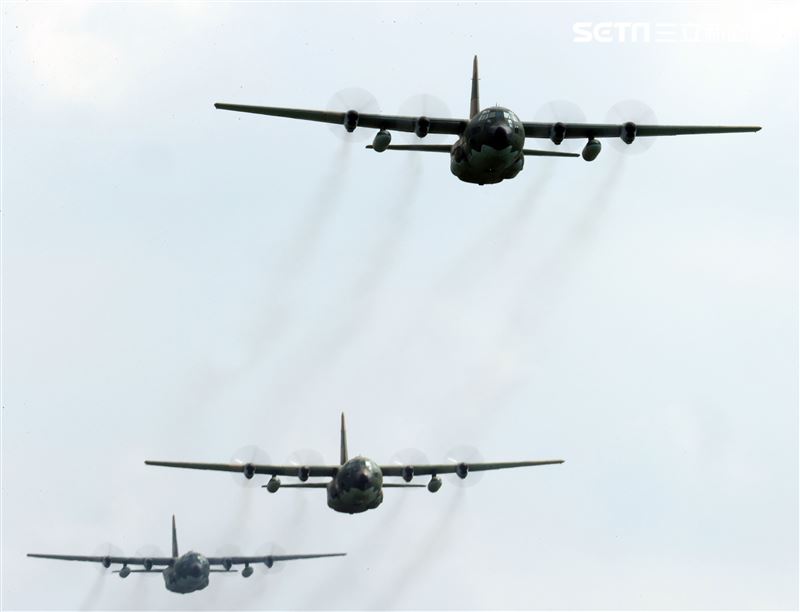 空軍第六混合聯隊第十空運大隊第102中隊，榮獲「109年度國軍模範團體」C-130H、編隊起飛、實施超高難度500呎衝場、100呎高速衝場後最大性能爬升、60度小轉彎、低空重飛、正常航線連續起飛、莫比烏斯帶式連續起飛、高進場短場落地、慢飛、轉彎中戰術落地。（記者邱榮吉/攝影）