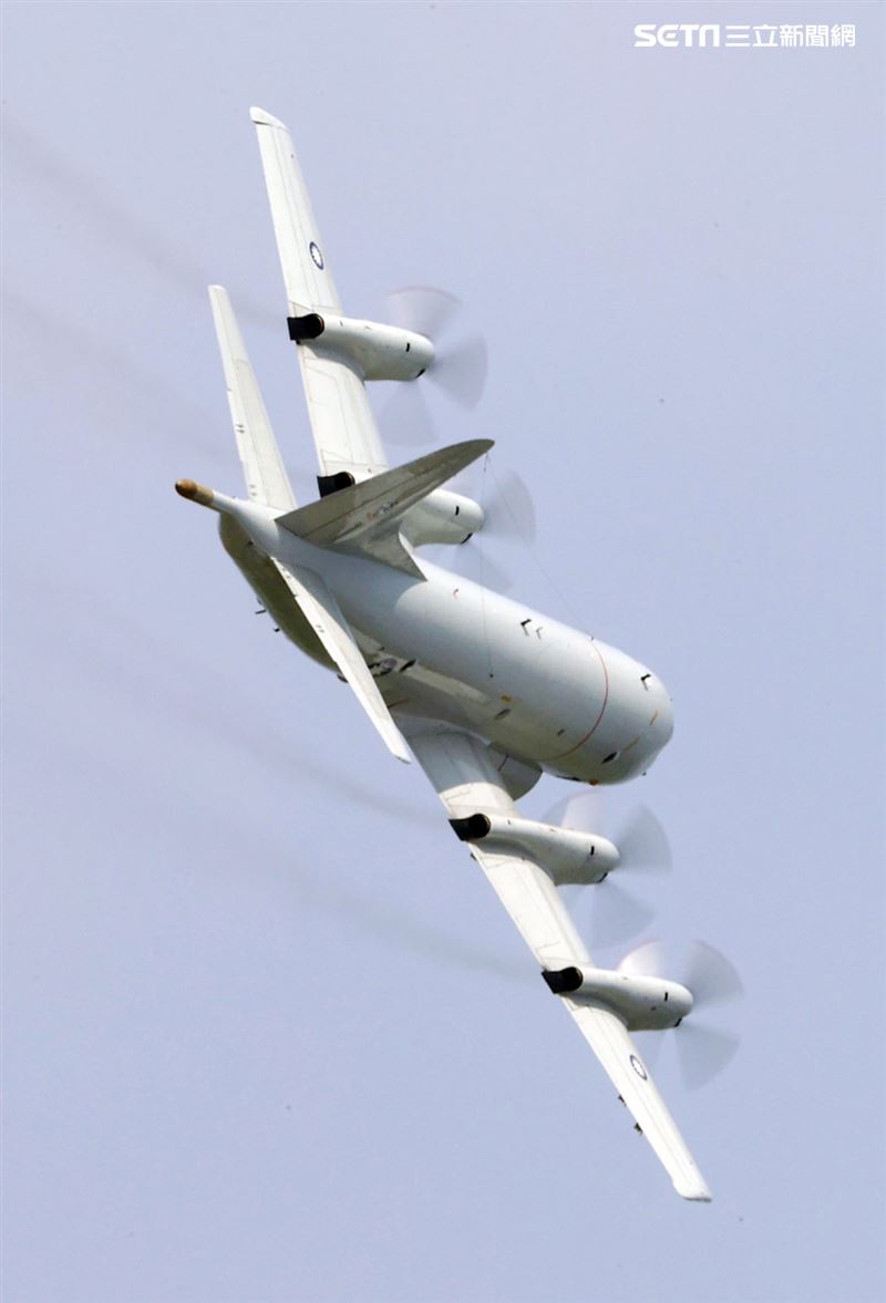 空軍第六混合聯隊第十空運大隊第102中隊，榮獲「109年度國軍模範團體」P-3C低空衝場、開艙模擬投彈。（記者邱榮吉/攝影）