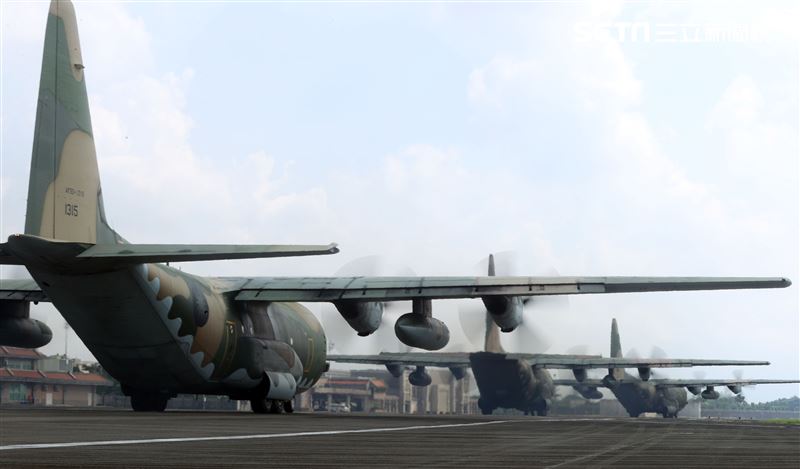 空軍第六混合聯隊第十空運大隊第102中隊，榮獲「109年度國軍模範團體」C-130H、編隊起飛、實施超高難度500呎衝場、100呎高速衝場後最大性能爬升、60度小轉彎、低空重飛、正常航線連續起飛、莫比烏斯帶式連續起飛、高進場短場落地、慢飛、轉彎中戰術落地。（記者邱榮吉/攝影）