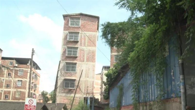 6層樓房竟歪了　鄰居嚇：颳風就快跑