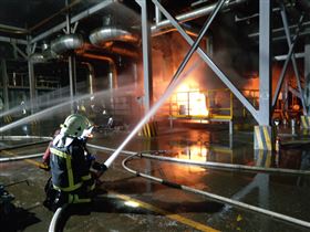 ▲遠化新埔廠區火警，疑外洩的油氣讓火勢無法撲滅。（圖／翻攝畫面）