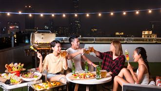 一千元爽吃！高空烤肉趴環視港都夜景