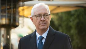 捷克重量級參議員德拉霍斯原本計劃10月訪台，不過受疫情影響被迫延後行程。（圖／翻攝自facebook.com/drahosjiri）
