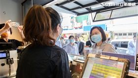 蔡英文前往澎湖愛國飲料店。（圖／總統府提供）（澎湖,國軍,棄單,飲料）