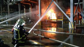 ▲遠化新埔廠區火警，疑外洩的油氣讓火勢無法撲滅。（圖／翻攝畫面）