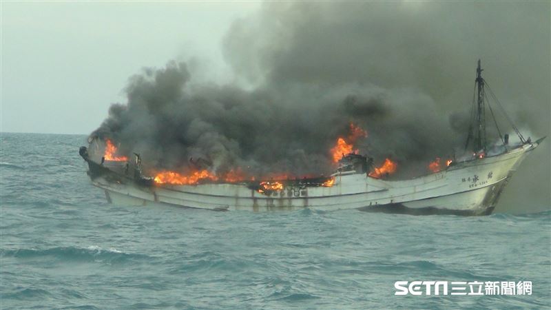 王功外海火燒船　2船員跳海逃釀1死