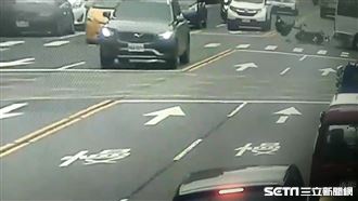 遊覽車左轉撞機車　騎士攔腰撞秒噴飛