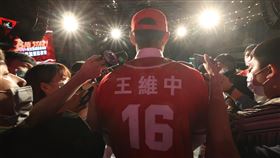 王維中合約總額逾6千萬破中職紀錄　媒體關注中華職棒味全龍隊23日宣布與狀元王維中（中）簽下5年3個月合約，總值近208萬美元（約新台幣6240萬元），為中職史上最大合約。記者會上吸引大批媒體到場關注。中央社記者張新偉攝　109年9月23日