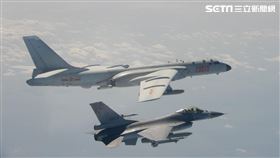 前為空軍F-16戰機監控共軍轟六照片。 國防部提供