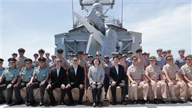 總統蔡英文視導澎湖146艦隊，和子儀軍艦官兵合影（圖／翻攝自軍聞社）