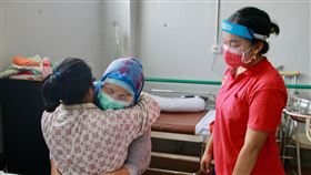 印尼移工接受行前看護訓練印尼看護工是支撐台灣長照需求的主力，占台灣社福移工7成。即將到台灣當看護工的移工們21日在雅加達的人力仲介公司，學習如何照顧病人。中央社記者石秀娟雅加達攝　109年9月24日