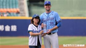 ▲富邦悍將投手羅力中職生涯1000K頒獎儀式。（圖／記者劉彥池攝影）
