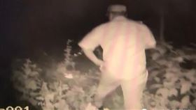 ▲民警在山區搜尋失蹤小孩。（圖／翻攝自台州生活頻道）