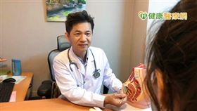 李世明醫師表示，卵巢早衰為不可逆疾病，育齡女性若有經期紊亂、停經等症狀應儘速就醫檢查，並儘早規劃生育計畫。