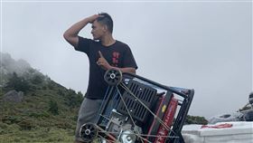 百公斤重發電機　布農族鋼鐵人比勇揹上山國家通訊傳播委員會（NCC）和林務局在嘉明湖步道的玉山圓柏附近架設基地台，其中最重要的100公斤發電機要如何運上山，令工程人員相當頭痛，最後由有鋼鐵人之稱、嘉明湖熊出沒企業社嚮導兼協作的布農族人比勇（胡軒威）擔下重任。（嘉明湖熊出沒提供）中央社記者盧太城台東傳真　109年9月24日