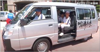 接棒未來！魏應充贈竹縣11台交通車