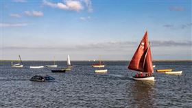 ▲河口大潮漫過河岸。（圖／翻攝自推特）