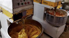 有夠噁！中國驚爆仿冒美心月餅　警方：工廠旁「有化糞池」（圖／翻攝自新浪新聞微博）