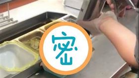 店員不顧漢堡的料還沒擺好，就直接出餐。（圖／翻攝自willbirn抖音）