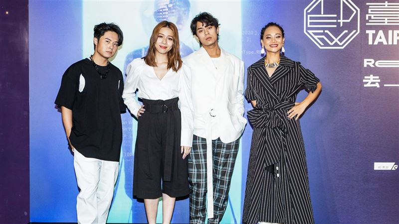 媽媽定裝完畢走紅毯　阿爆戰袍沒著落