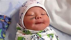 醫生竟辯稱，是因為嬰兒亂動，才會劃傷她（圖／翻攝自推特）