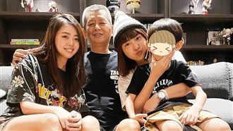 峮峮替小鬼爸慶生　還原全家福網淚崩