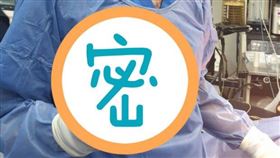 醫生在哈杉胃中取出一團包裹，裡面竟是1台手機。（圖／翻攝自推特）